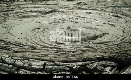 Il vulcano di fango bledug kuwu. altopiano di origine vulcanica con attività geotermica e geyser, Indonesia java. vista aerea paesaggio vulcanico Foto Stock