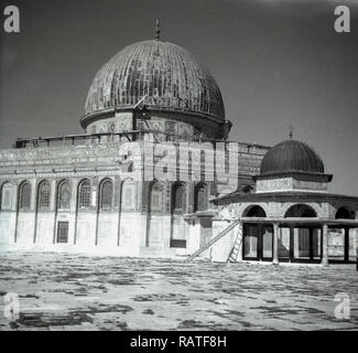 1940s, storico, la Cupola della roccia, un santuario islamico situato a monte del tempio a ol città di Gerusalemme. Uno dei più antichi extant opere di architettura islamica e in questo momento, scorrere verso il basso. Foto Stock