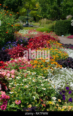 Pineland Farms giardini botanici in tarda estate con fiori che sbocciano e sentieri di ghiaia, Nuova Gloucester Maine, Stati Uniti d'America Foto Stock