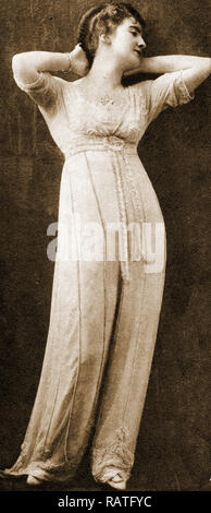 L'harem di mantello in una vita breve di moda intorno al 1912 Foto Stock