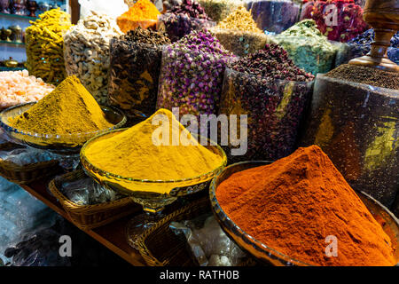 Colorate diverse spezie nel mercato spice souk nel vecchio rustico di Dubai Foto Stock