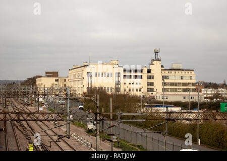 Grande fabbrica di edificio di stile accanto alle linee ferroviarie nel Nord di Londra Foto Stock
