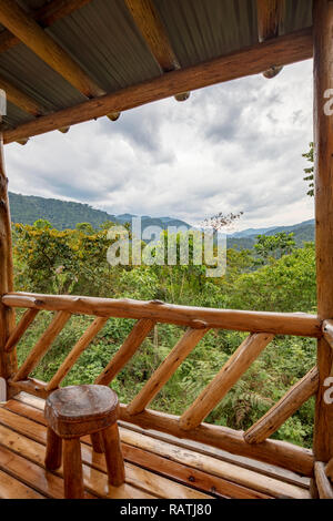 Vista dal ponte della camera nella Comunità Buhoma Haven Lodge impenetrabile di Bwindi National Forest Park, Uganda, Africa Foto Stock