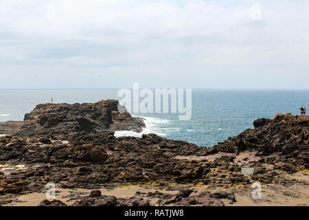 Le formazioni rocciose del famoso colpo grosso foro nel pittoresco villaggio di Kiama vicino a Jervis Bay su una soleggiata giornata di primavera (Jervis Bay, Australia) Foto Stock