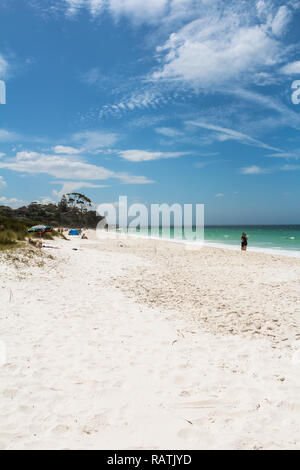 Lonely turistico a Hyams Beach - il mondo della spiaggia bianchissima - a Jervis Bay sulla bellissima giornata estiva con acqua blu (Jervis Bay, Australia) Foto Stock