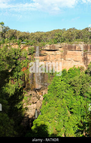 Australian Fitzroy cade in Morton Parco Nazionale vicino a Sydney durante il periodo estivo con un piccolo flusso di acqua (Morton National Park, Australia) Foto Stock