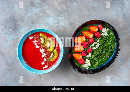 Piastre con colorati di fragole e spinaci frullati visto dal di sopra Foto Stock