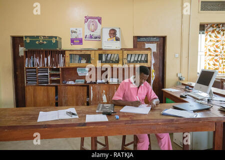 Dipendente di scrivania, bambini ward, Bwindi Ospedale comunitario, Uganda, Africa Foto Stock