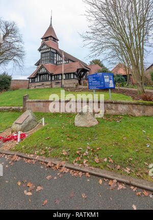 Dicembre 2018 - West end della chiesa di San Giovanni Evangelista visto dalla Avenue, mostrando il ricordo di placca, Alta, Legh Knutsford, Cheshire, Inghilterra, Regno Unito Foto Stock