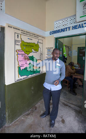 Guida per spiegare zone servite dalla Comunità di Bwindi Ospedale, Uganda, Africa Foto Stock