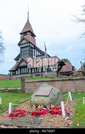 Dicembre 2018 - West end della chiesa di San Giovanni Evangelista visto dalla Avenue, mostrando il ricordo di placca, Alta, Legh Knutsford, Cheshire, Inghilterra, Regno Unito Foto Stock