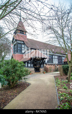 Dicembre 2018 - Ingresso sul sentiero che conduce alla porta principale della chiesa di San Giovanni Evangelista da Avenue, Alta Legh, Knutsford, Cheshire, Inghilterra, Regno Unito Foto Stock