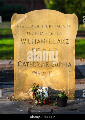 William Blake headstone (1757-1827) poeta, pittore e stampatore inglese. Monumento a Blake e sua moglie Catherine in Bunhill campi sepoltura di Londra Foto Stock