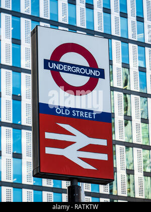 Alla rotonda di silicio Londra - Old Street dalla stazione ferroviaria e della metropolitana segni sul vecchio rotatoria St in London Shoreditch distretto tecnologico. Foto Stock