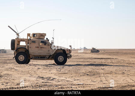 Un Mississippi Guardia Nazionale Mine-Resistant dell imboscata veicolo protetto del 155Armored Brigade Combat Team, siede in osservazione di osservatore nel deserto due su dicembre 12, 2018. Osservatore del deserto, un evento biennale condotta come parte di una task-force Spartan, è un esercizio che integra una a tre stadi del processo di pianificazione, un dry run-through e un giunto live-fire esercizio orientata verso una maggiore interoperabilità e la coesione tra i militari degli Stati Uniti e del Kuwait le forze di terra. Foto Stock