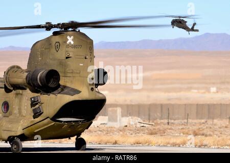 Quando non le missioni di volo, il personale di volo con la società B, 3° Battaglione, XXV Reggimento aviazione GSAB, e la società C, 6° Battaglione, 101st combattere la Brigata Aerea, 101st Airborne Division ( Air Assault) assegnata al 5 miliardi, Task Force Eagle assalto, 101st cabina, 101st Abn. Div., simultaneamente Foto Stock