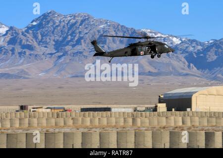 Quando non le missioni di volo, il personale di volo con la società B, 3° Battaglione, XXV Reggimento aviazione GSAB, e la società C, 6° Battaglione, 101st combattere la Brigata Aerea, 101st Airborne Division ( Air Assault) assegnata al 5 miliardi, Task Force Eagle assalto, 101st cabina, 101st Abn. Div., contemporaneamente il treno a Camp Dahlke, Afghanistan dic. 27, 2018. Formazione crea la disponibilità, disponibilità equivale a letalità. Foto Stock