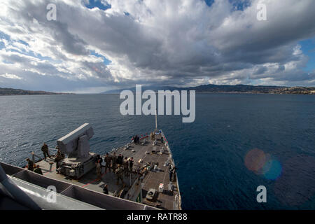 190103-N-A530-0283 mare mediterraneo (GEN. 3, 2019) - Il Whidbey Island-classe dock anfibio sbarco nave USS Fort McHenry (LSD 43) transita sullo Stretto di Messina, Gen 3, 2019. Fort McHenry e avviato 22 Marine Expeditionary Unit sono su una distribuzione programmata come parte dell'anfibio Kearsarge Gruppo pronto a sostegno della sicurezza marittima, operazioni di risposta alle crisi del teatro e la cooperazione in materia di sicurezza, fornendo nel contempo anche un avanzamento presenza navale. (U.S. Foto di Marina di Massa lo specialista di comunicazione di terza classe Chris Roys/rilasciato) Foto Stock