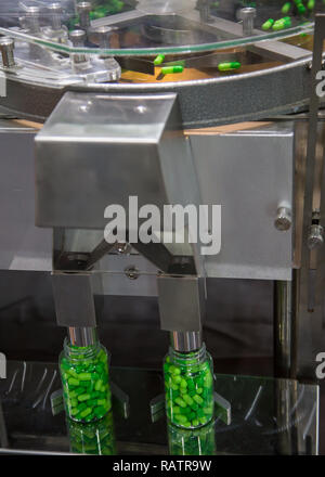 Capsula pillole farmaceutiche il conteggio e la macchina di riempimento Foto Stock