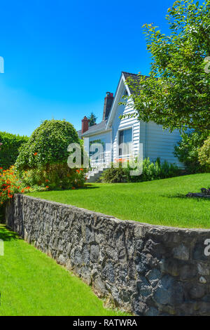 Casa sulla terra terrazza con bel prato Foto Stock