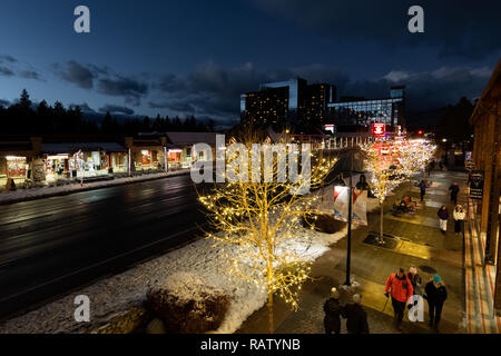 Dicembre 25, 2018 South Lake Tahoe / CA / STATI UNITI D'AMERICA - vista notturna della strada principale decorato per le vacanze di Natale Foto Stock