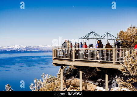 Dicembre 26, 2018 South Lake Tahoe / CA / STATI UNITI D'AMERICA - Persone ammirando il paesaggio dalla Heavenly Gondola Observation Deck; azzurro del cielo e del Lago di Tahoe visibl Foto Stock