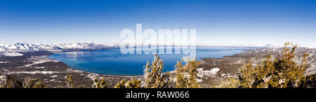 Vista aerea del Lago di Tahoe su una soleggiata giornata invernale, Sierra Nevada, in California Foto Stock