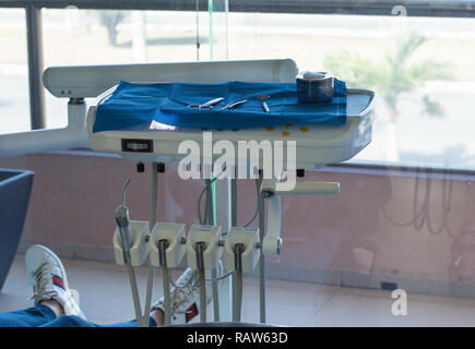 Dentista vassoi strumento, gli strumenti e le esercitazioni. Foto Stock
