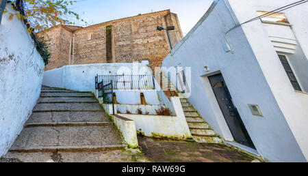 La chiesa di Santiago el Mayor di Castano del Robledo è situato in un ambiente naturale privilegiato della Sierra di Huelva e un ben conservato u Foto Stock