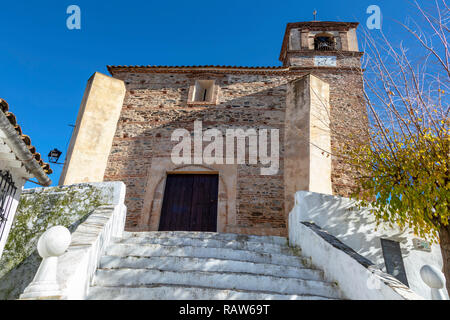 La chiesa di Santiago el Mayor di Castano del Robledo è situato in un ambiente naturale privilegiato della Sierra di Huelva e un ben conservato u Foto Stock