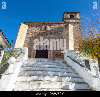 La chiesa di Santiago el Mayor di CastaÃ±o del Robledo è situato in un ambiente naturale privilegiato della Sierra di Huelva e un ben conservato Foto Stock