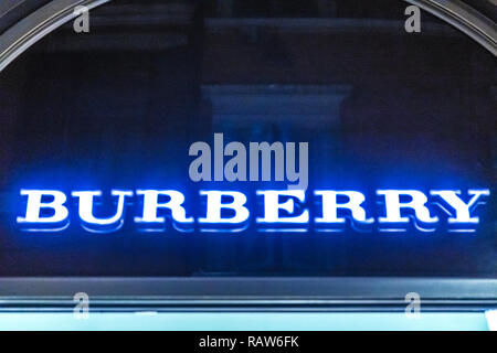 Roma, Italia - 3 gennaio 2019: luci sono illuminanti BURBERRY logo sulla vetrina di notte Foto Stock