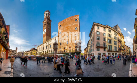 Piazza delle Erbe, Verona, Italia Foto Stock