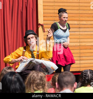 Viaggiare pantomime azienda denominata 'Tarkabarka' show di Sopron, Ungheria il 27 maggio 2017. Espressioni: offensiva e apprensivi Foto Stock