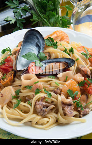 Tipica pasta italiana ricetta: 'Spaghetti allo scoglio'. Spaghetti con seaffod in salsa di pomodoro. Foto Stock
