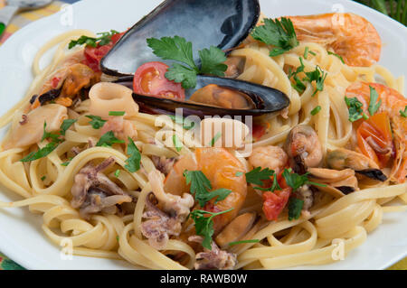 Tipica pasta italiana ricetta: 'Spaghetti allo scoglio'. Spaghetti con seaffod in salsa di pomodoro. Foto Stock