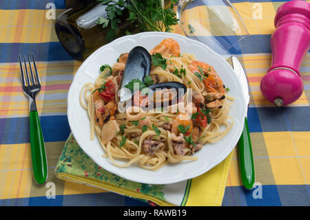 Tipica pasta italiana ricetta: 'Spaghetti allo scoglio'. Spaghetti con seaffod in salsa di pomodoro. Foto Stock