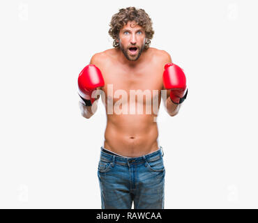 Uomo adulto in cappello e guanti bianchi di boxe a parete ruvida Foto stock  - Alamy