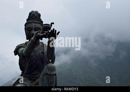 Dettaglio del bronzo statue buddiste lodando il Tian Tan Buddha, noto anche come il Big Buddha, situato nell'Isola di Lantau in Hong Kong. Foto Stock