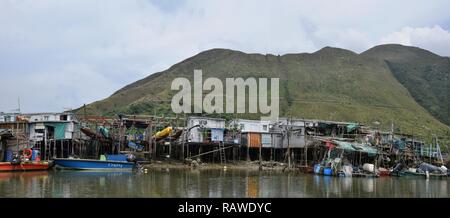 Villaggio di pescatori Tai O sulla costa occidentale dell'Isola di Lantau in Hong Kong è un caratteristico e pittoresco villaggio con il tradizionale palafitte. Foto Stock