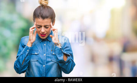 Giovane bella donna sullo sfondo isolato con la mano sulla testa per il dolore in testa perché lo stress. Soffre di emicrania. Foto Stock