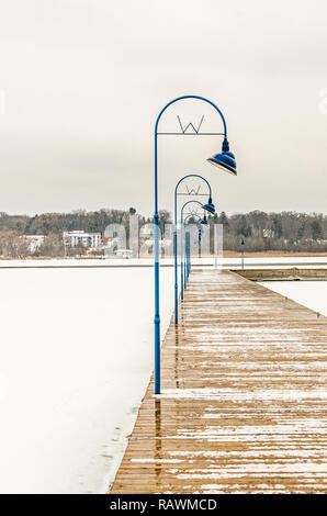 La spia blu posti con una curva illuminando una dock su una giornata invernale Foto Stock