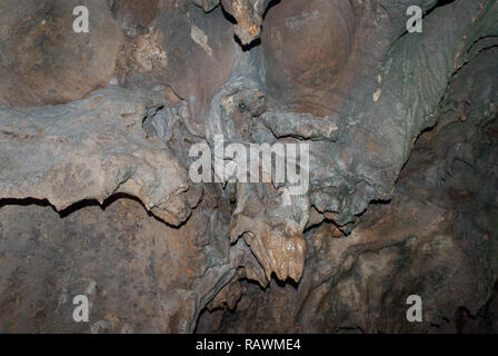 Gruppo di stalattiti sulla parete della caverna Foto Stock