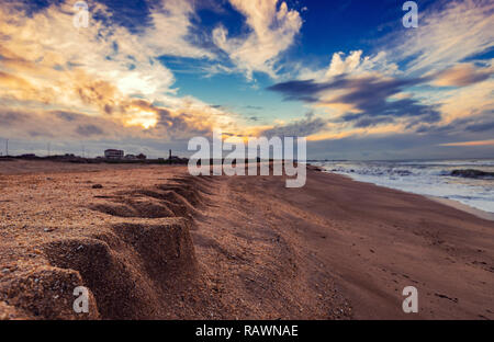 Sandy vuoto mare spiaggia al tramonto Foto Stock