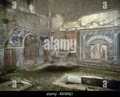 L'Italia. Ercolano. Antica città romana distrutta dall'eruzione del Vesuvio nel 79 d.c. Atrio della casa di Nettuno e Anfitrite. 1 ° secolo. Ninfeo con nicchie centrali, decorata con motivi floreali e geometrici e mosaici di scene di caccia con i cani e i cervi. Sulla parete posteriore, il mosaico di Nettuno e Anfitrite. Campania. Foto Stock