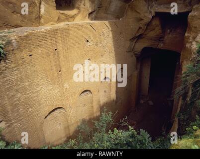 L'Italia. Cuma. Fondata nel 1207 A.C. dal colono di Eubea, Grecia. La Cripta romana. La parte visibile è l'ultimo tratto di un lungo tunnel che inizia a Via Sacra e passa attraverso la collina di Cuma. Essa fu costruita in epoca di Augusta (27 BC-14 AD). La metropolitana gallery misure 180 m. Vista della porta di accesso. Campania. Foto Stock