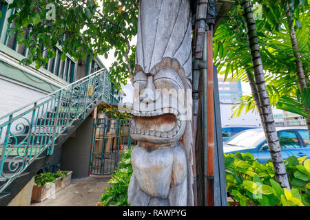 Honolulu, Hawaii - Dic 25, 2018 : Antico stile Polinesiano tiki sculture in legno in Waikiki beach Foto Stock