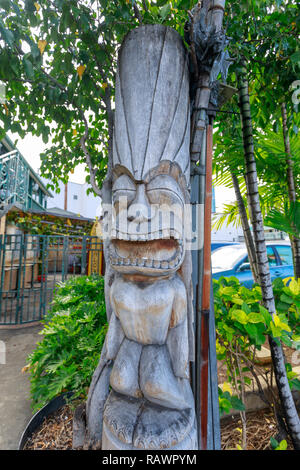 Honolulu, Hawaii - Dic 25, 2018 : Antico stile Polinesiano tiki sculture in legno in Waikiki beach Foto Stock