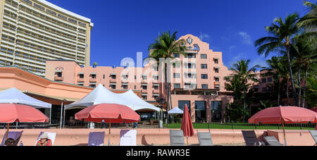 Honolulu, Hawaii - Dic 25, 2018 : Vista del Royal Hawaiian, a Luxury Collection Resort, Waikiki beach Foto Stock