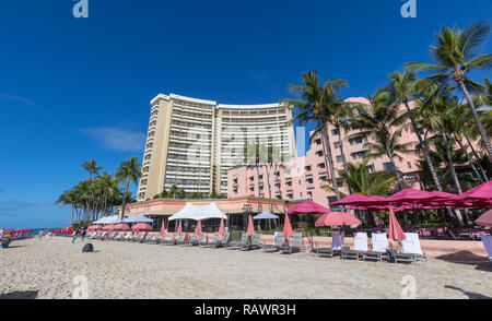 Honolulu, Hawaii - Dic 25, 2018 : Vista del Royal Hawaiian, a Luxury Collection Resort, Waikiki beach Foto Stock